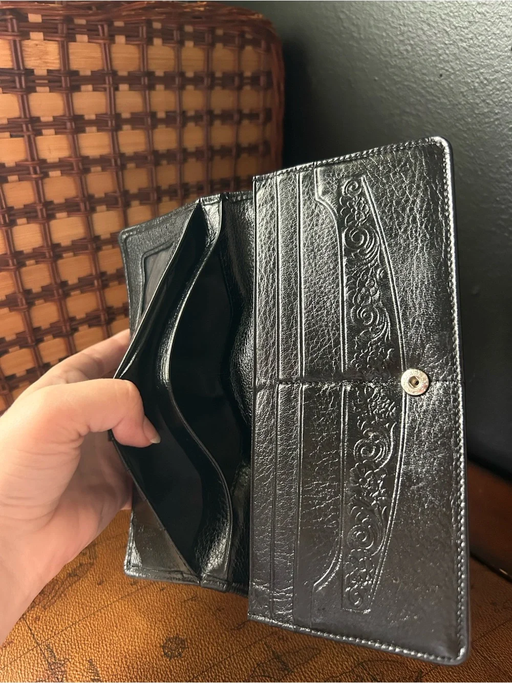 vintage Brighton croc-embossed black leather crossbody wallet - Picture 12 of 16